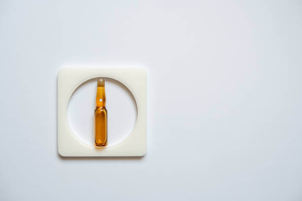 One ampoule is brown, enclosed in a square frame, with a white back.